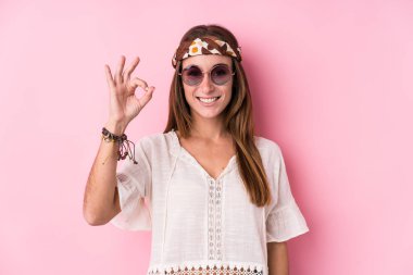 Genç hippi beyaz kadın neşeli ve kendinden emin bir şekilde izole edilmiş..