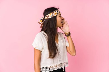 Genç Çinli hippi bağırıyor ve avuç içini açık tutuyor..