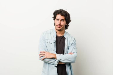 Beyaz bir geçmişi olan yakışıklı bir genç. Kameraya alaycı bir ifadeyle bakıyor..