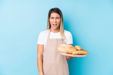 Kafkasyalı genç fırıncı kadın çok sinirli ve agresif çığlıklar atıyor..
