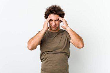 Olgun ve yakışıklı bir adam tapınaklara dokunuyor ve baş ağrısı çekiyor..