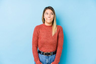 Kafkasyalı genç bir kadın yalnız poz veriyor. Kafası karışmış, kendinden emin değil..