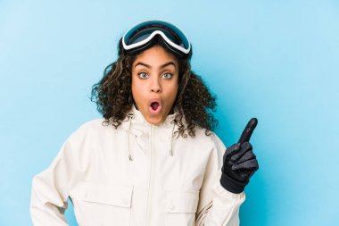 Genç Afro-Amerikan kayakçı, tek başına bir kenarı işaret ediyor.