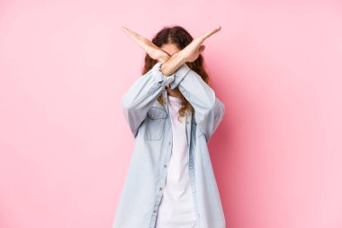 Uzun saçlı adam yalnız poz veriyor iki kolu çapraz tutuyor, inkar kavramı..