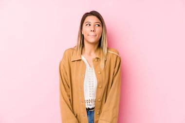 Kafkasyalı genç bir kadın yalnız poz veriyor. Kafası karışmış, kendinden emin değil..