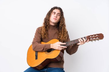 Gitar çalan Kafkasyalı genç adam amaçlarına ve amaçlarına ulaşmayı hayal ediyor.