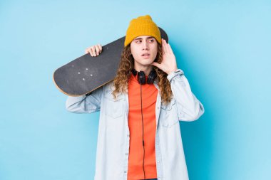 Kafkasyalı genç kaykaycı bir dedikoduyu dinlemek için izole edilmiş..