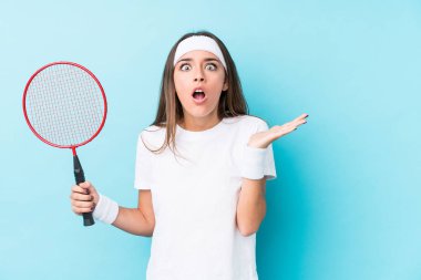 Badminton oynayan beyaz kadın şaşırdı ve şok oldu..