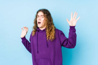 Uzun saçlı adam yaklaşan bir tehlike yüzünden şoka girmiş gibi görünüyor.