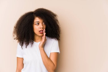 Genç Afrikalı Amerikalı kadın gizli bir fren haberinden bahsediyor.