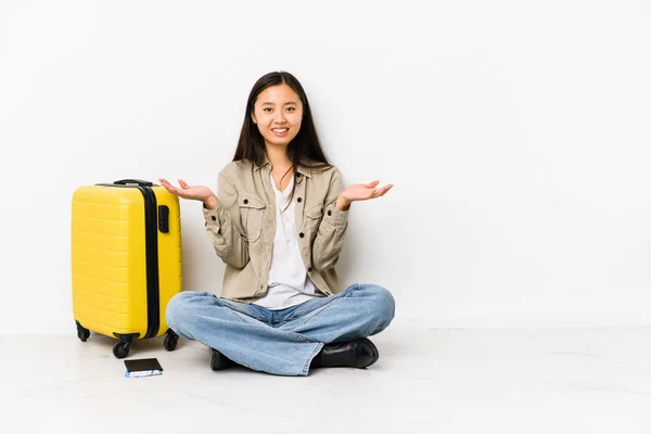 若いです中国人旅行者女性座って保持A搭乗券ショーを歓迎式 — ストック写真