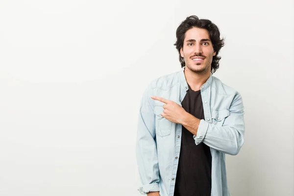 Jovem Homem Bonito Contra Fundo Branco Sorrindo Apontando Para Lado — Fotografia de Stock