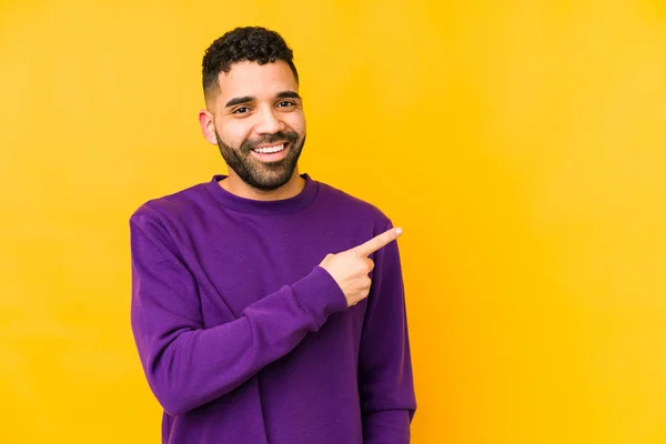 Jovem Mestiço Mestiço Árabe Isolado Sorrindo Apontando Para Lado Mostrando — Fotografia de Stock