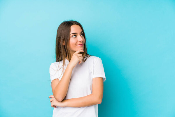 Young caucasian woman  isolated looking sideways with doubtful and skeptical expression.