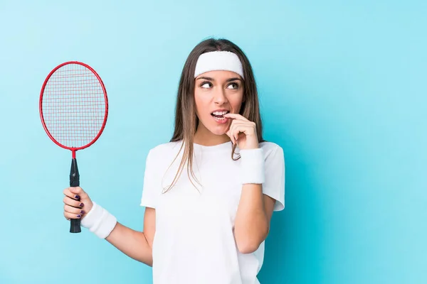 Ung Kaukasisk Kvinna Spelar Badminton Isolerad Avslappnad Tänker Något Som — Stockfoto