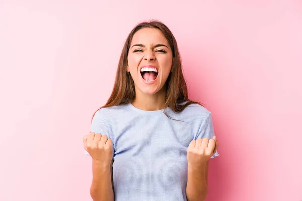 Mujer Caucásica Joven Con Una Ropa Esquí Aislado Animando Despreocupado —  Fotos de Stock