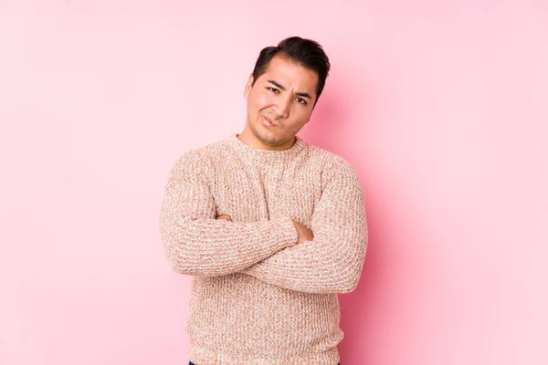 Joven Hombre Curvilíneo Posando Fondo Rosa Aislado Frunciendo Ceño Con —  Fotos de Stock