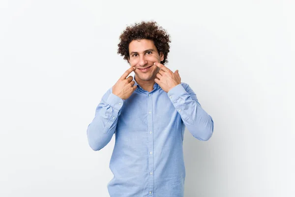 Jovem Encaracolado Maduro Homem Vestindo Uma Camisa Elegante Duvidando Entre — Fotografia de Stock