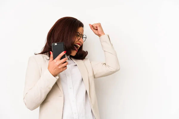 Middelbare Leeftijd Latijn Vrouw Met Een Mobiele Telefoon Geïsoleerde Hef — Stockfoto