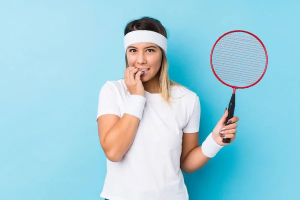 Mujer Caucásica Joven Jugando Bádminton Aislado Morder Las Uñas Nervioso — Foto de Stock