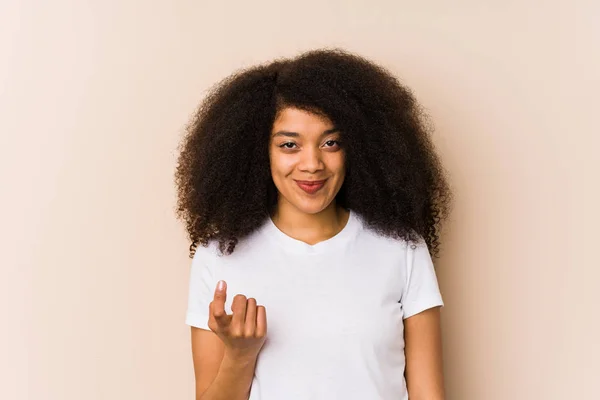 Joven Afroamericana Mujer Apuntando Con Dedo Usted Como Invitando Acercarse — Foto de Stock