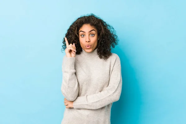 Jovem Afro Americana Cabelo Encaracolado Mulher Ter Alguma Grande Ideia — Fotografia de Stock