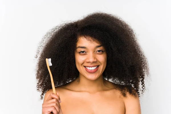 Jovem Afro Mulher Segurando Uma Escova Dentes Isolado Sorrindo Confiante — Fotografia de Stock