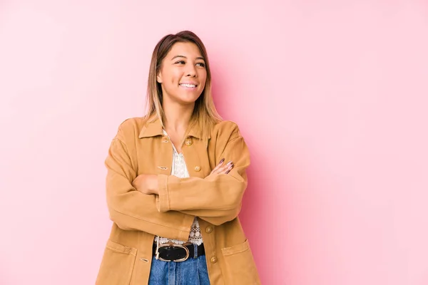 Giovane Donna Caucasica Posa Isolato Sorridente Fiducioso Con Braccia Incrociate — Foto Stock