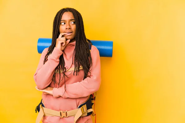 Jovem Afro Americana Mochileiro Mulher Isolado Relaxado Pensando Algo Olhando — Fotografia de Stock