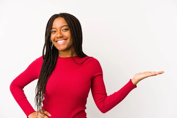 Junge Afrikanisch Amerikanische Frau Isoliert Zeigt Eine Kopie Raum Auf — Stockfoto