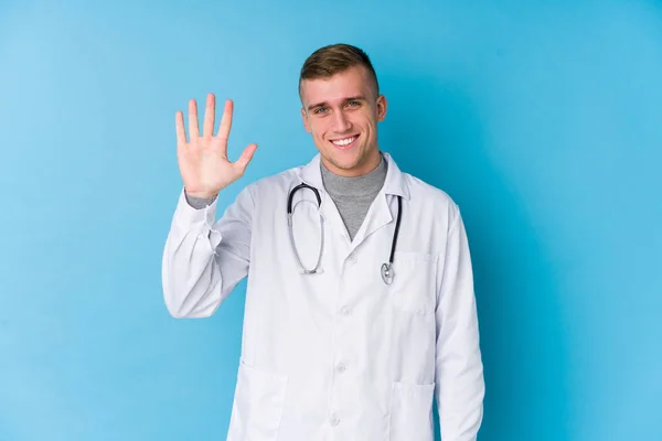 Молодий Кавказький Лікар Чоловік Посміхається Весело Показуючи Номер Ять Пальцями — стокове фото