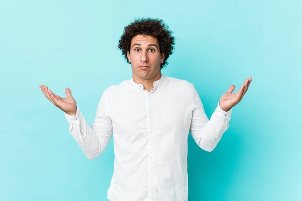 Jovem Curly Maduro Homem Vestindo Uma Camisa Elegante Duvidar Ombros — Fotografia de Stock