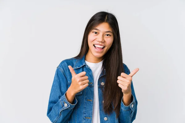 アジア系の若い女性が親指を上げて笑顔で自信を持って — ストック写真
