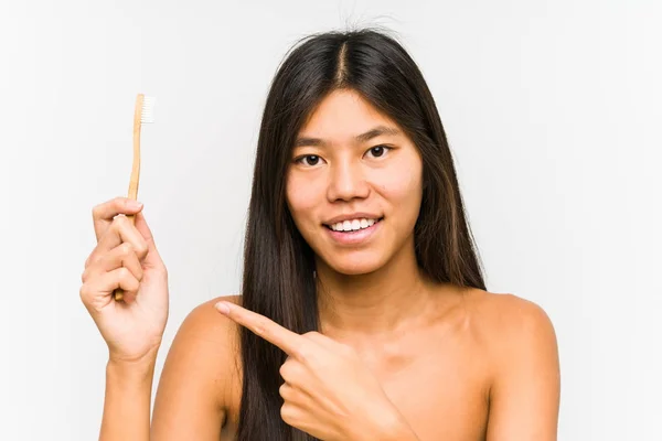 Joven Mujer China Sosteniendo Cepillo Dientes Aislado Sonriendo Alegremente Señalando — Foto de Stock