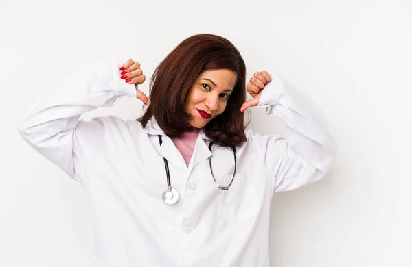 Middelbare Leeftijd Latijnse Arts Vrouw Geïsoleerd Voelt Trots Zelfvertrouwen Voorbeeld — Stockfoto