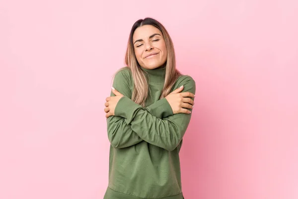 Ung Kaukasisk Kvinna Isolerade Kramar Leende Bekymmerslös Och Glad — Stockfoto