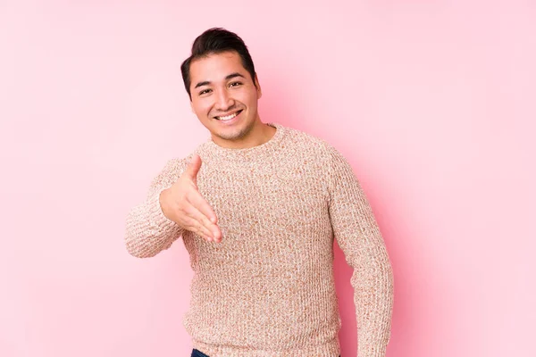 Junger Kurviger Mann Posiert Auf Rosa Hintergrund Isoliert Ausgestreckte Hand — Stockfoto