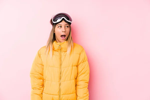 Mulher Branca Jovem Vestindo Uma Roupa Esqui Fundo Rosa Sendo — Fotografia de Stock