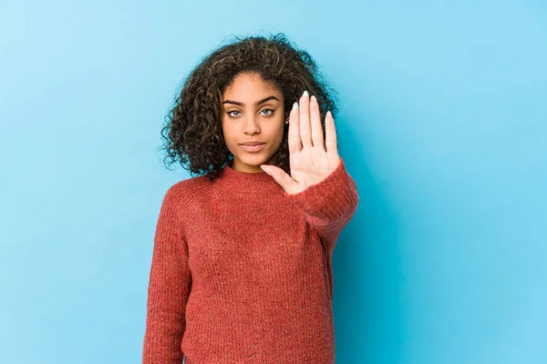 Joven Africana Americana Cabello Rizado Mujer Pie Con Mano Extendida —  Fotos de Stock