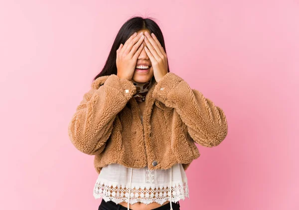 Mladá Asiatka Zakryje Oči Rukama Usmívá Čeká Překvapení — Stock fotografie