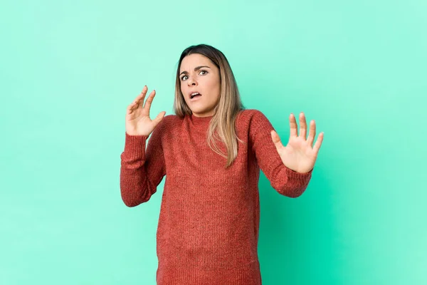 Mujer Caucásica Joven Aislada Siendo Sorprendida Debido Peligro Inminente —  Fotos de Stock