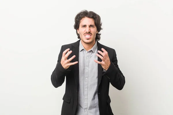 Junger Geschäftsmann Vor Weißem Hintergrund Aufgebracht Schreit Mit Angespannten Händen — Stockfoto