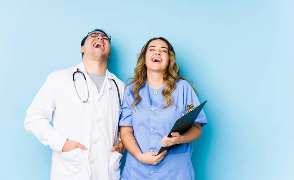 Mladý Lékař Pár Pózovat Modrém Pozadí Izolované Uvolněný Šťastný Smích — Stock fotografie