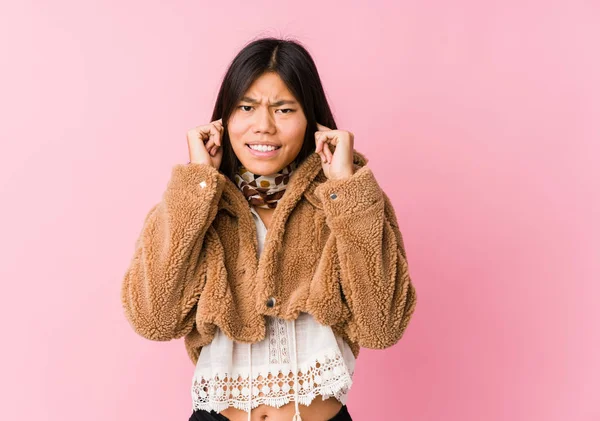 Junge Asiatische Frau Bedeckt Ohren Mit Händen — Stockfoto