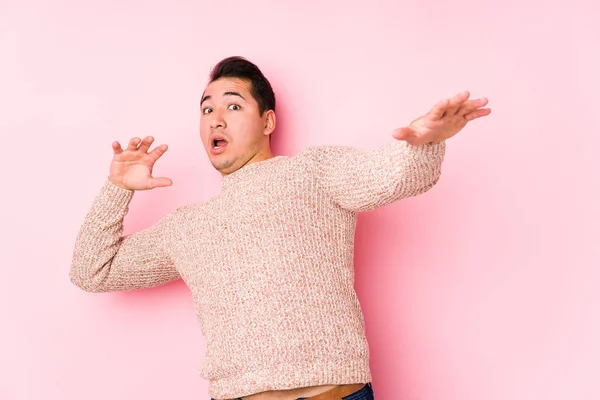 Joven Hombre Curvilíneo Posando Fondo Rosa Aislado Siendo Sorprendido Debido —  Fotos de Stock