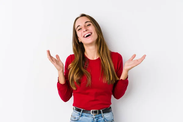 Jovem Caucasiano Mulher Posando Isolado Alegre Rindo Muito Conceito Felicidade — Fotografia de Stock