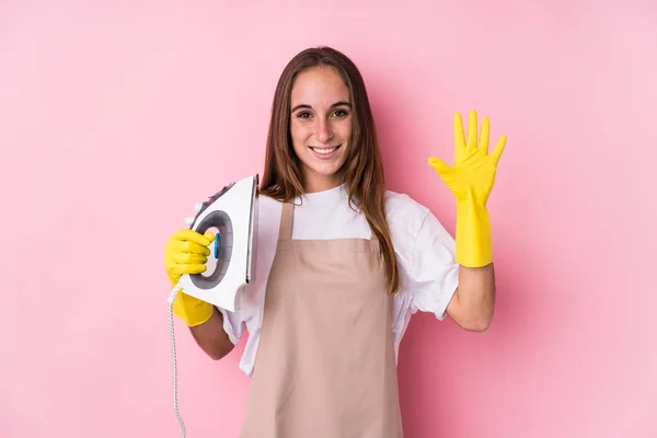 Jonge Blanke Vrouw Met Kleren Ijzer Geïsoleerde Glimlachende Vrolijke Tonen — Stockfoto