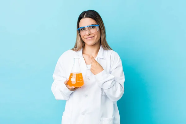 Junge Wissenschaftlerin Zeigt Mit Dem Finger Auf Dich Als Würde — Stockfoto