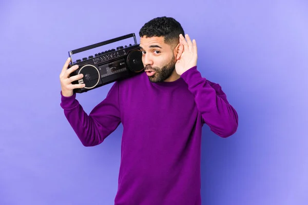 Joven Árabe Sosteniendo Cassette Radio Aislado Joven Árabe Escuchando Música — Foto de Stock