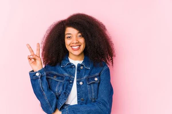 Joven Mujer Afroamericana Mostrando Número Dos Con Los Dedos —  Fotos de Stock